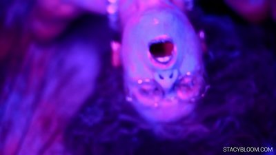 ʻO ke keiki masturbate ma ka pahupaʻikiʻi a lawe iā ia iho i ka orgasm.